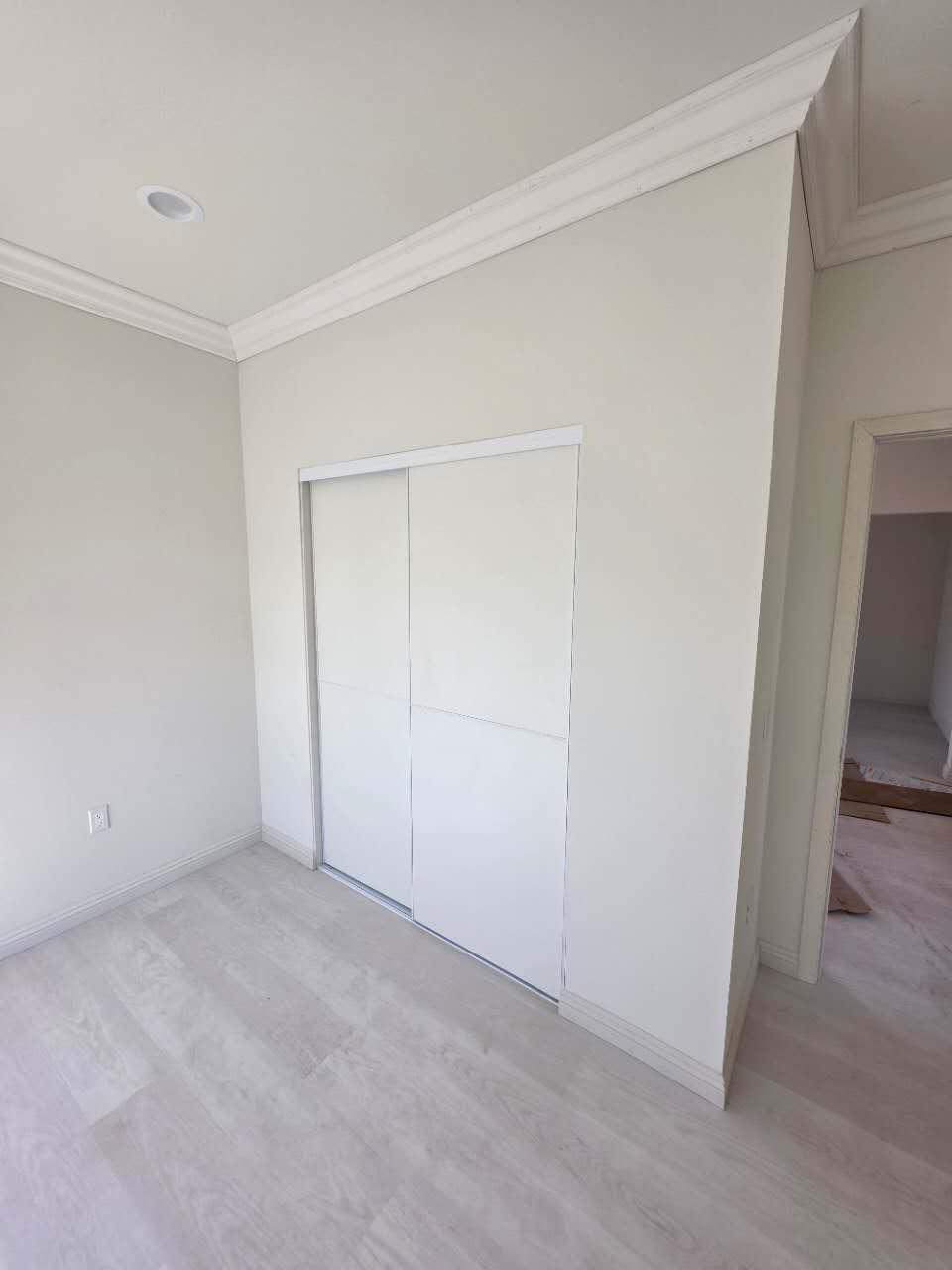 ARC | Tri-Grid White Board Sliding Closet Doors